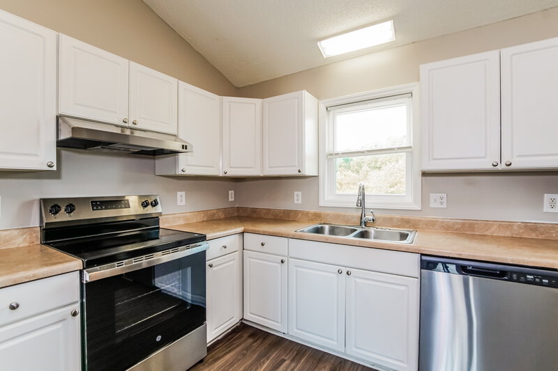 2,540/Mo, 357 Ogburn Rd Smithfield, NC 27577 Kitchen View
