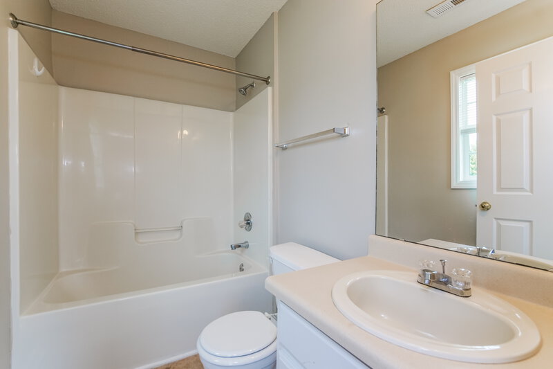 2,540/Mo, 357 Ogburn Rd Smithfield, NC 27577 Bathroom View