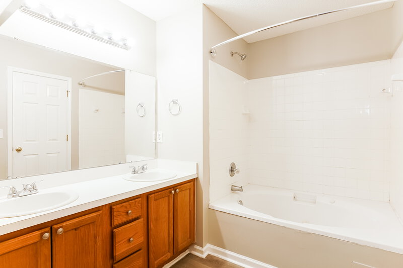 1,640/Mo, 104 Reebe Cir Selma, NC 27576 Main Bathroom View