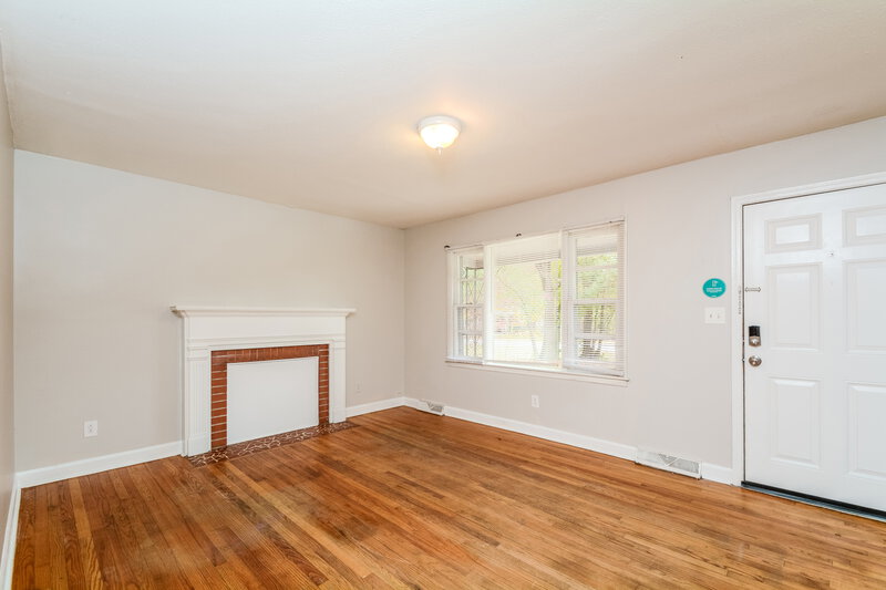 1,410/Mo, 110 E Crestview Dr Smithfield, NC 27577 Living Room View 2