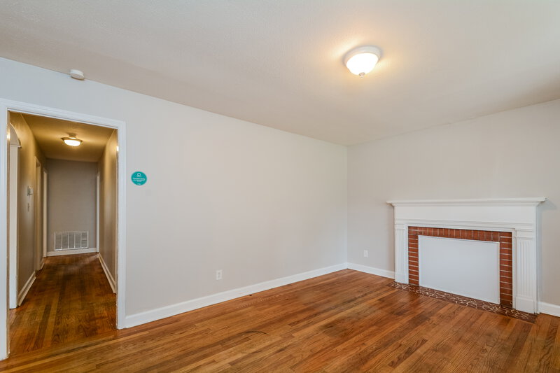 1,410/Mo, 110 E Crestview Dr Smithfield, NC 27577 Living Room View 3