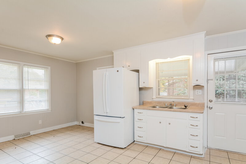 1,410/Mo, 110 E Crestview Dr Smithfield, NC 27577 Kitchen View 2