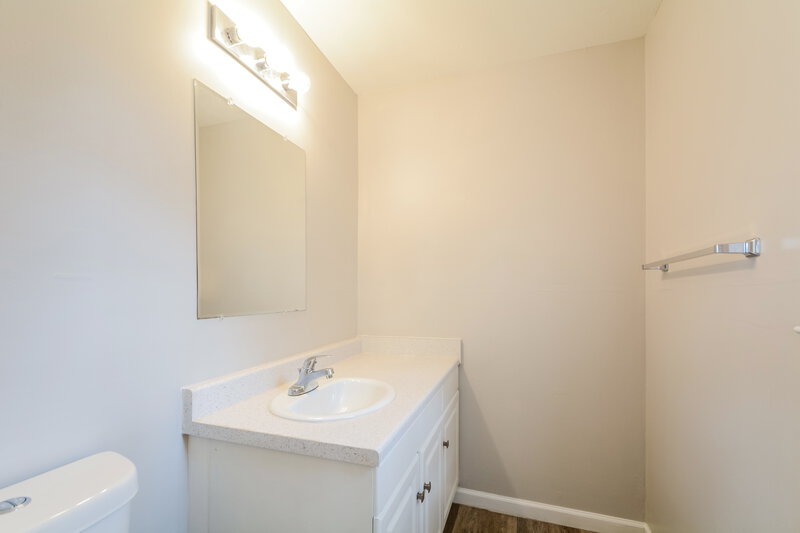 1,410/Mo, 110 E Crestview Dr Smithfield, NC 27577 Main Bathroom View