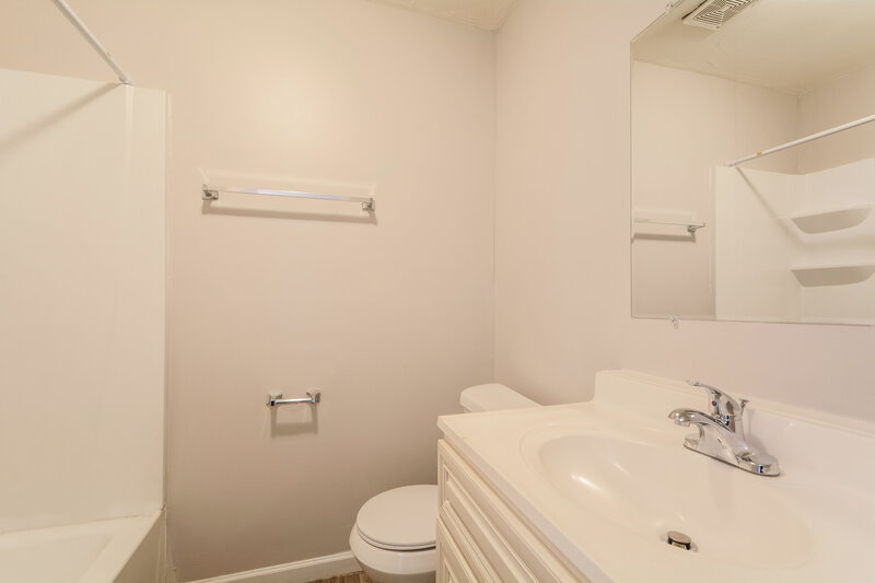 1,410/Mo, 110 E Crestview Dr Smithfield, NC 27577 Bathroom View
