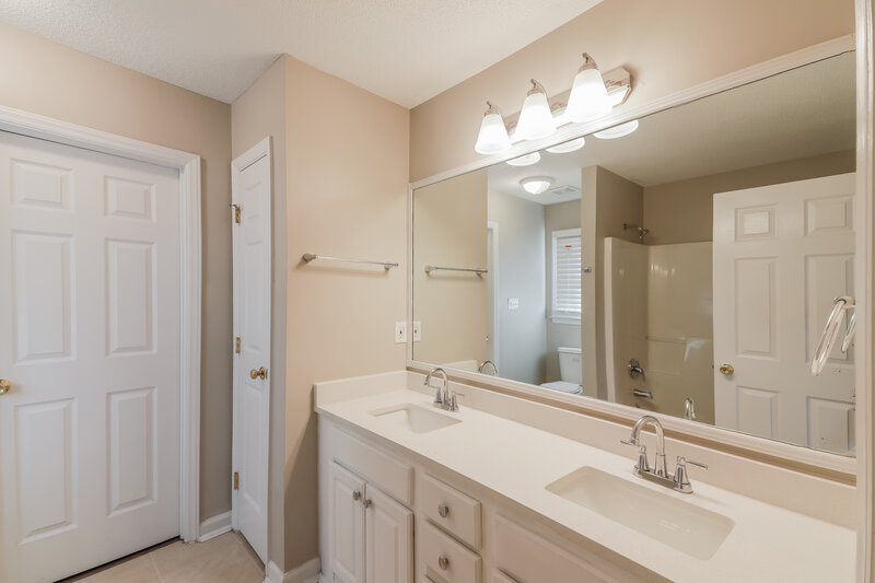 1,840/Mo, 5513 Lake Garden Ct Raleigh, NC 27610 Main Bathroom View