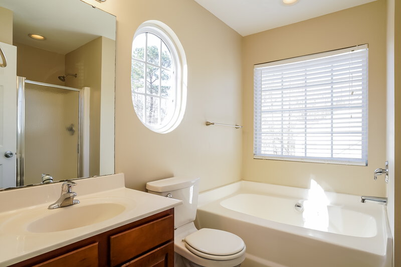 2,040/Mo, 3915 Griffis Glen Dr Raleigh, NC 27610 Main Bathroom View