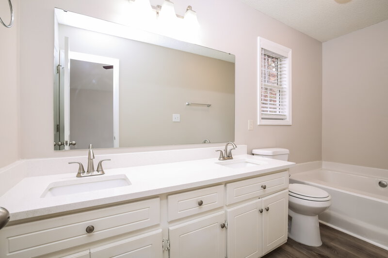 1,690/Mo, 1461 Smokey Mountain Dr Zebulon, NC 27597 Main Bathroom View