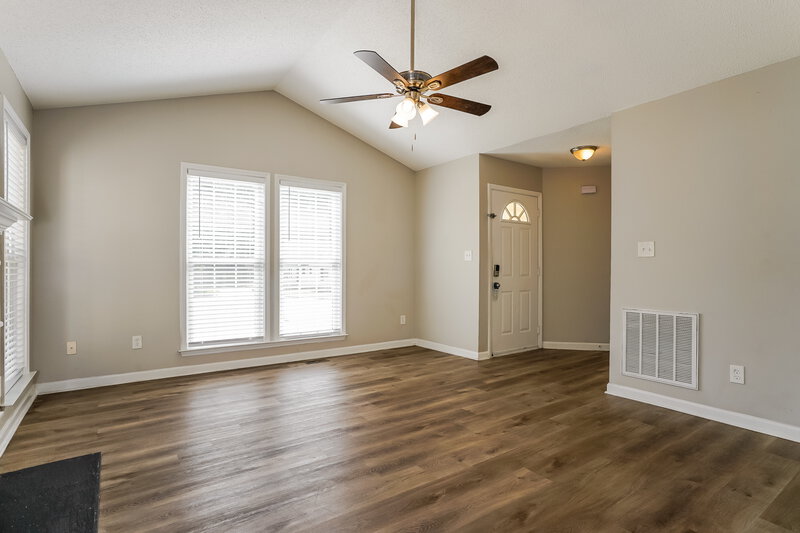 1,800/Mo, 1005 Henchman Ct Knightdale, NC 27545 Living Room View 2