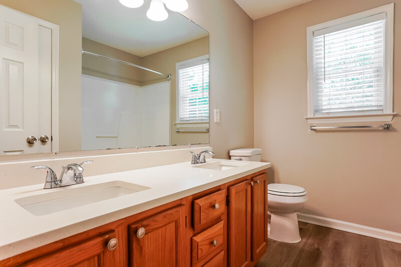 1,800/Mo, 1005 Henchman Ct Knightdale, NC 27545 Main Bathroom View