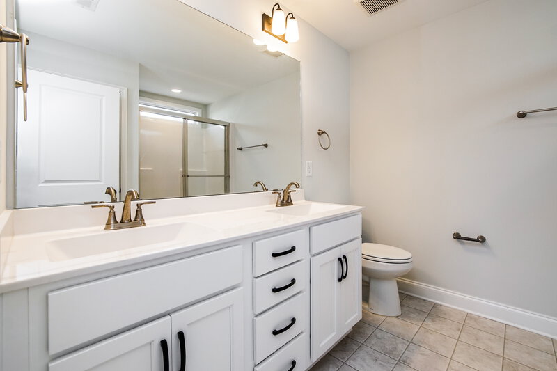2,070/Mo, 43 Patagonia Place Clayton, NC 27520 Main Bathroom View