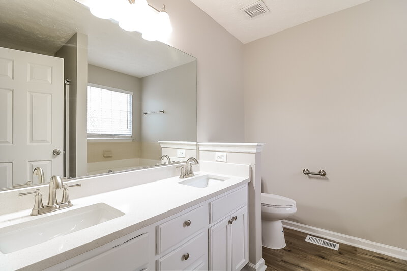 1,995/Mo, 7315 Fox Bluff Ct Raleigh, NC 27616 Main Bathroom View