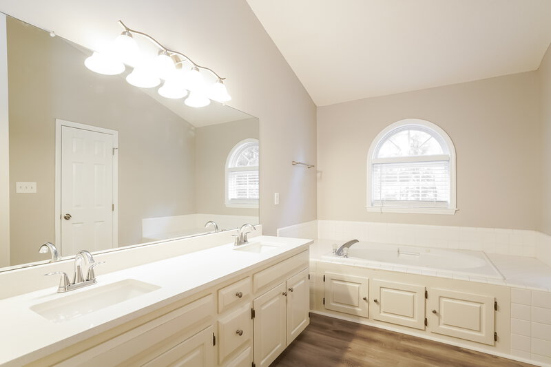 1,860/Mo, 6901 Whittlesea PL Raleigh, NC 27616 Main Bathroom View