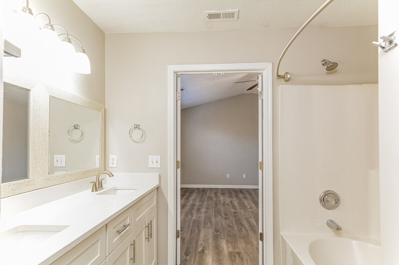 1,950/Mo, 3004 Hayling Dr Raleigh, NC 27610 Main Bathroom View