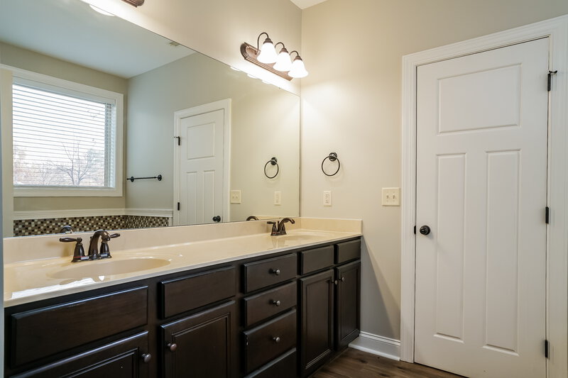 2,000/Mo, 1008 Hardin Hill Lane Knightdale, NC 27545 Main Bathroom View