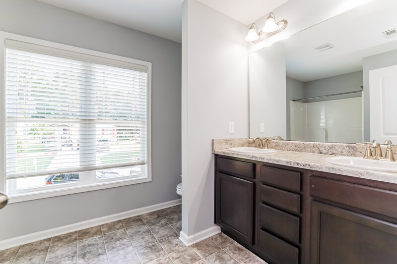1,695/Mo, 119 Oakdale Ave Clayton, NC 27520 Main Bathroom View