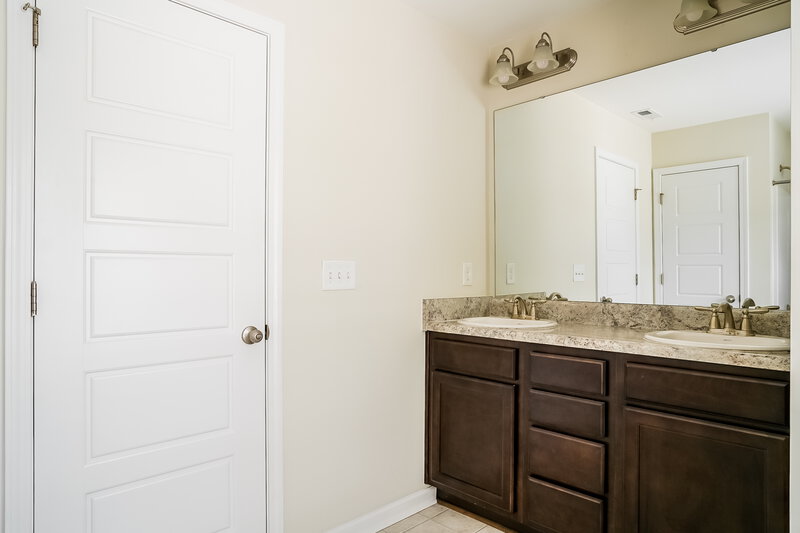 2,500/Mo, 151 Oakdale Ave Clayton, NC 27520 Main Bathroom View