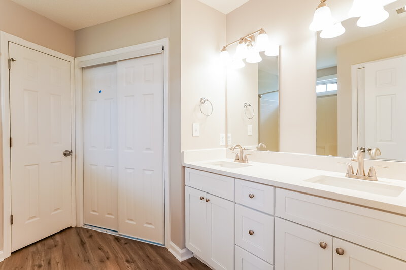 2,060/Mo, 2535 Blackwolf Run Ln Raleigh, NC 27604 Main Bathroom View