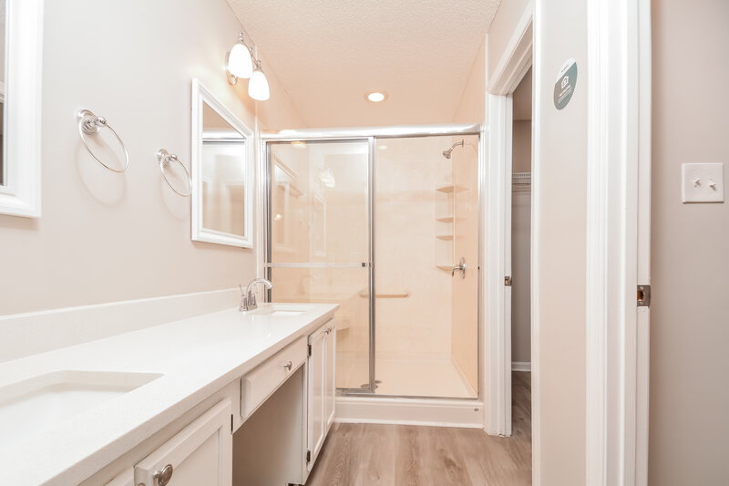 3,320/Mo, 1625 Netherfield Ln Raleigh, NC 27610 Main Bathroom View