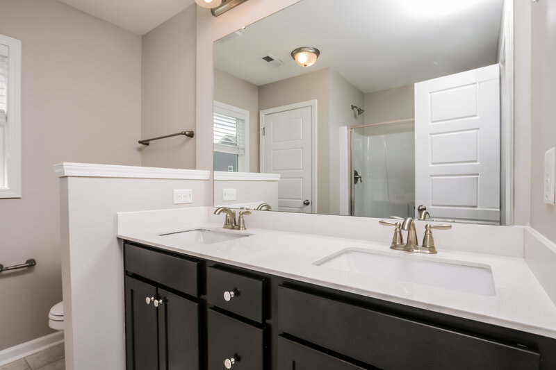 1,815/Mo, 72 Rosemary Street Clayton, NC 27520 Main Bathroom View