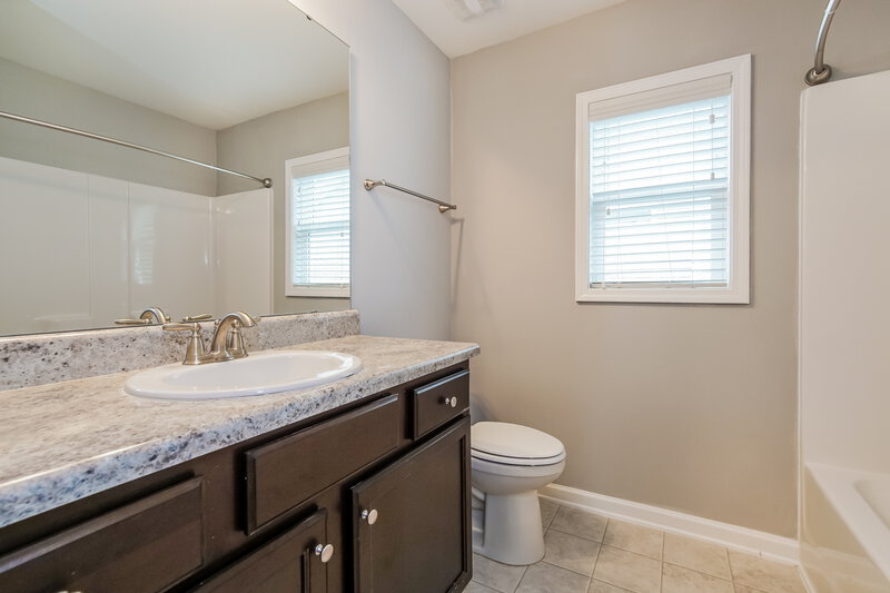 1,810/Mo, 125 Sturgeon St Smithfield, NC 27577 Bathroom View