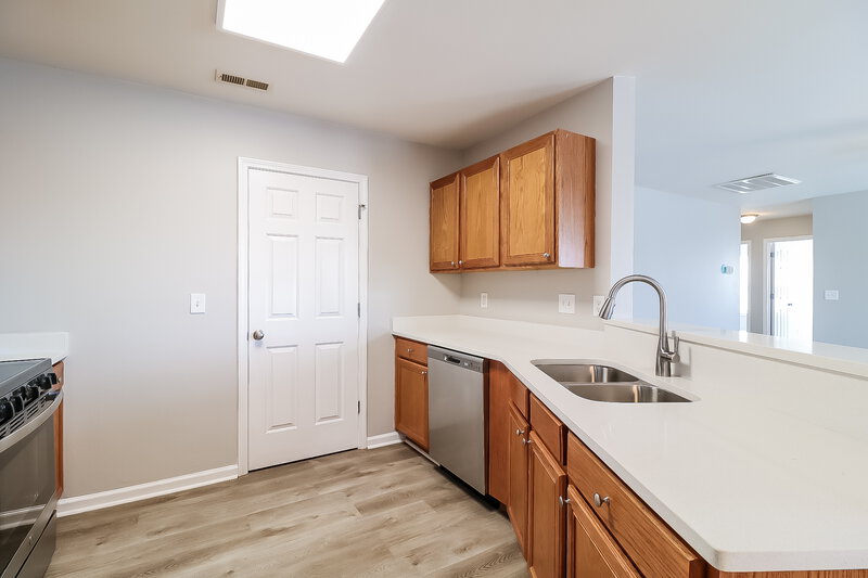 3,060/Mo, 2826 Filbert St Raleigh, NC 27610 Kitchen View