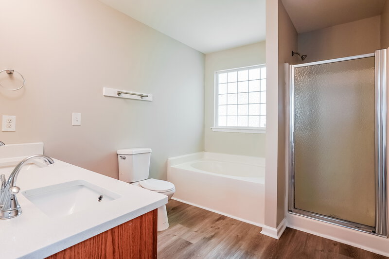 2,135/Mo, 2826 Filbert St Raleigh, NC 27610 Main Bathroom View