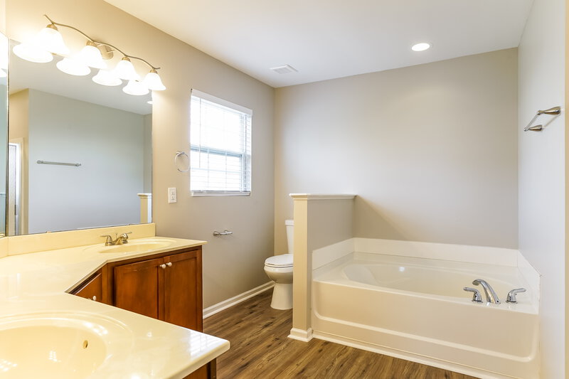 2,250/Mo, 4709 Alenja Ln Raleigh, NC 27616 Main Bathroom View