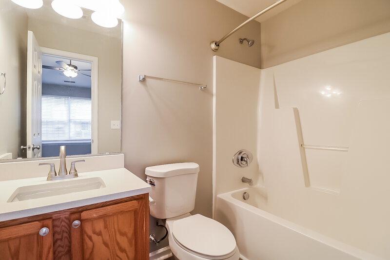 1,945/Mo, 232 N Weststone Blvd Fuquay Varina, NC 27526 Main Bathroom View