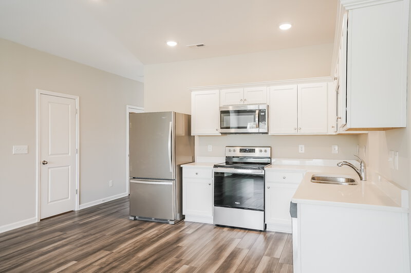 1,435/Mo, 646 Wendell Falls Pkwy Wendell, NC 27591 Kitchen View 2