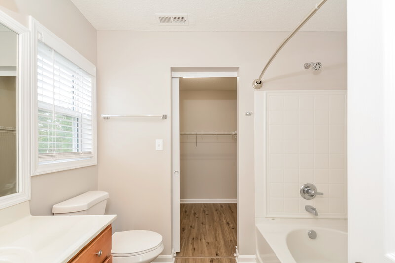 2,730/Mo, 5 Toms Rock Pl Durham, NC 27704 Main Bathroom View