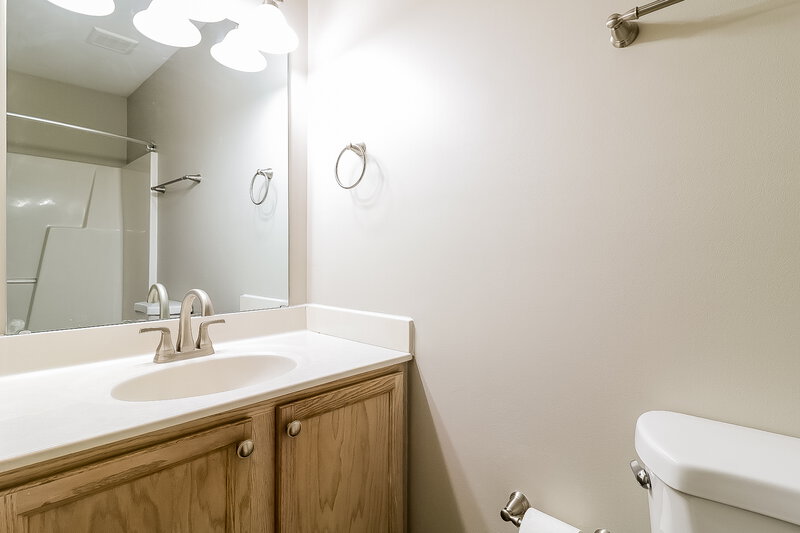 1,575/Mo, 20 Red Ln Raleigh, NC 27606 Main Bathroom View