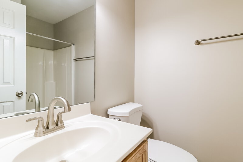 1,575/Mo, 20 Red Ln Raleigh, NC 27606 Bathroom View