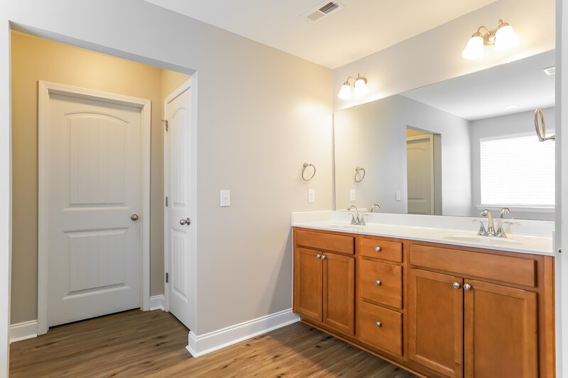 2,370/Mo, 335 Clubhouse Dr Youngsville, NC 27596 Main Bathroom View