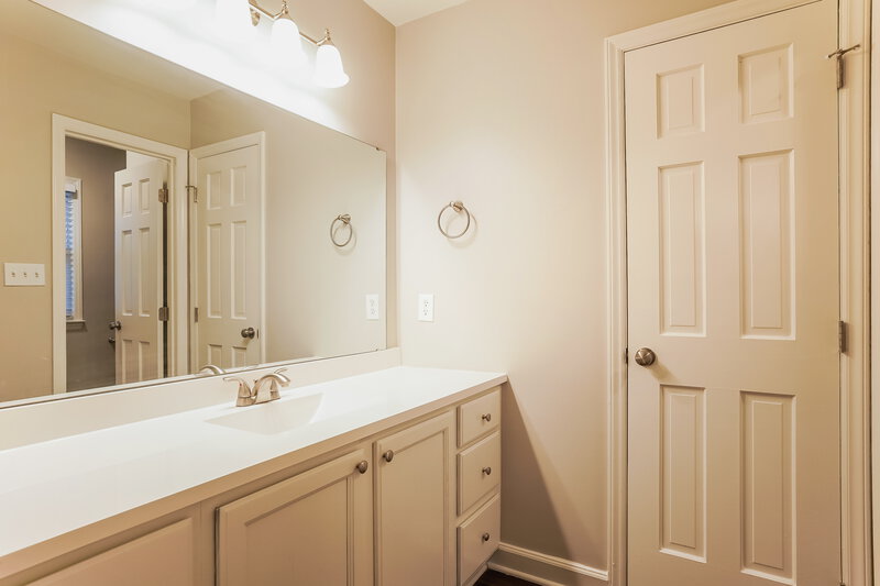 1,810/Mo, 4813 Draper Rd Raleigh, NC 27616 Main Bathroom View