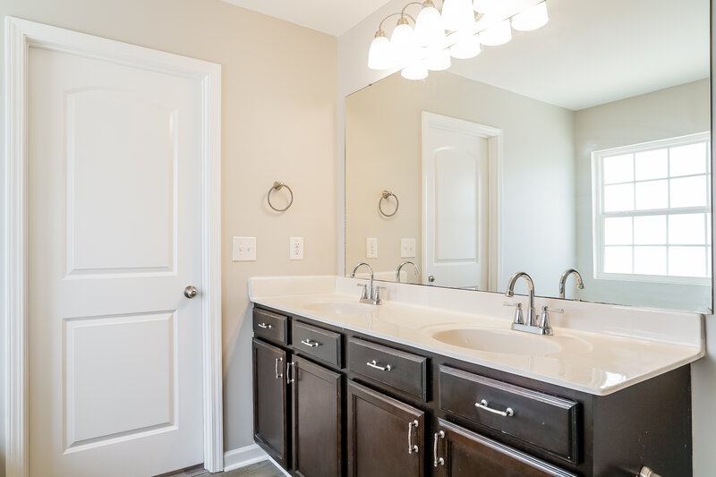 2,075/Mo, 1619 Moineau Ln Raleigh, NC 27610 Main Bathroom View