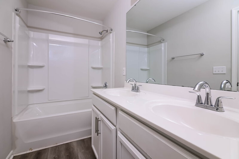 2,200/Mo, 36 W Painted Way Clayton, NC 27527 Bathroom View