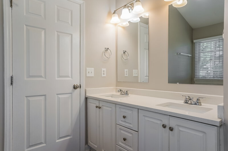 2,725/Mo, 8817 Whitby Ct Raleigh, NC 27615 Main Bathroom View