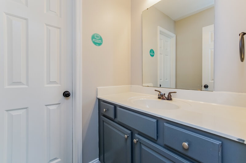1,700/Mo, 145 Lynn Dr Clayton, NC 27520 Bathroom View