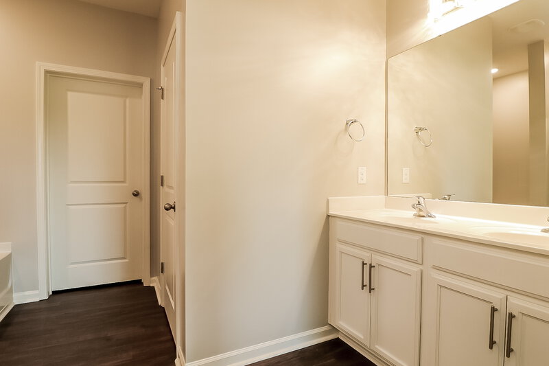 2,215/Mo, 238 S Great White Way Clayton, NC 27527 Main Bathroom View