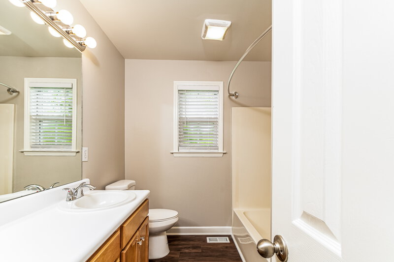 1,875/Mo, 408 Ginwood Ct Fuquay Varina, NC 27526 Main Bathroom View