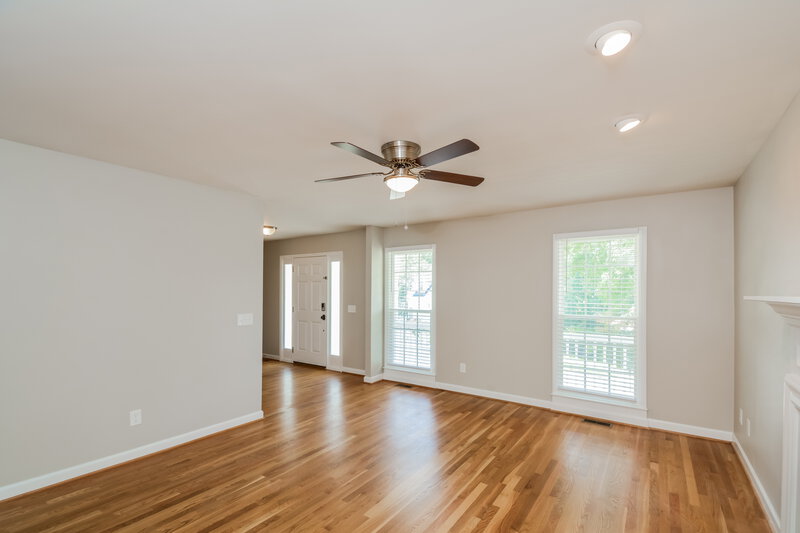 2,000/Mo, 508 Lakeview Ave Wake Forest, NC 27587 Living Room View 2