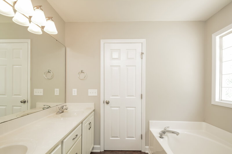 2,000/Mo, 508 Lakeview Ave Wake Forest, NC 27587 Main Bathroom View