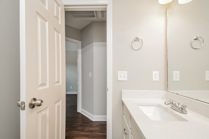 2,000/Mo, 508 Lakeview Ave Wake Forest, NC 27587 Main Bathroom View 2