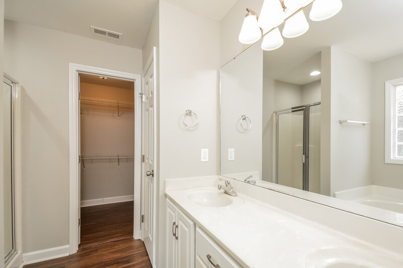 2,000/Mo, 508 Lakeview Ave Wake Forest, NC 27587 Bathroom View