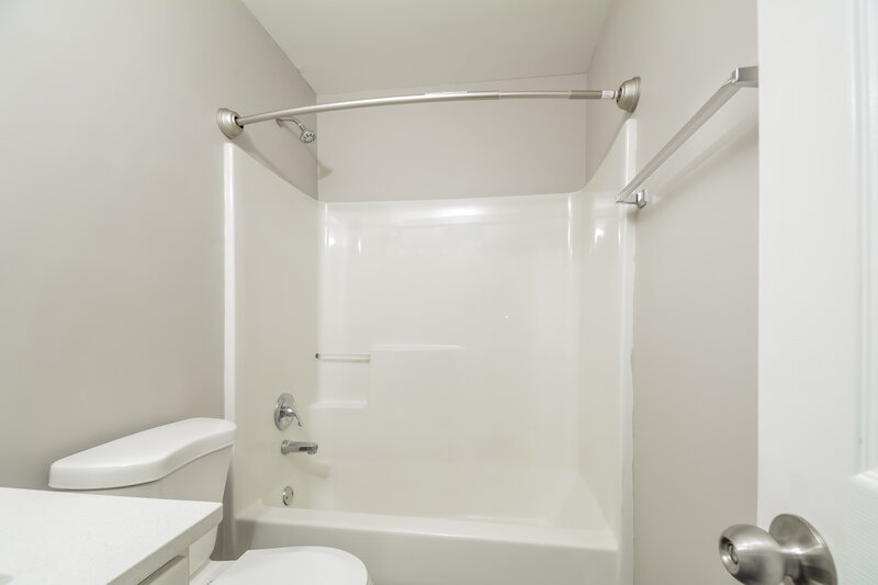 2,000/Mo, 508 Lakeview Ave Wake Forest, NC 27587 Bathroom View 2