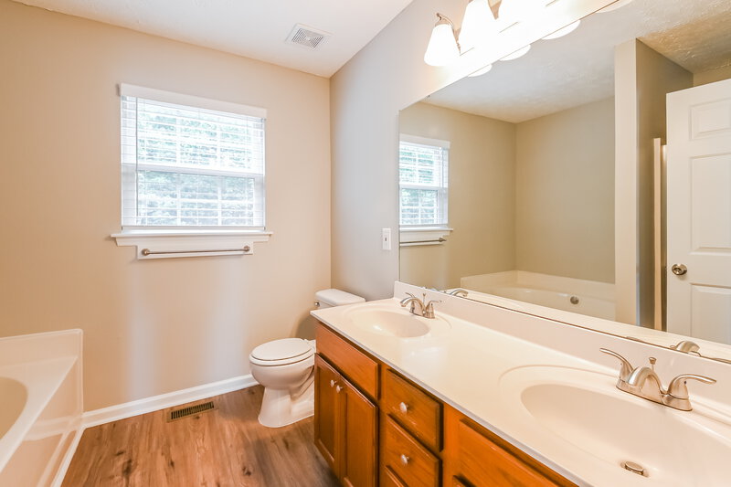 2,615/Mo, 3000 Basswood Dr Raleigh, NC 27610 Main Bathroom View