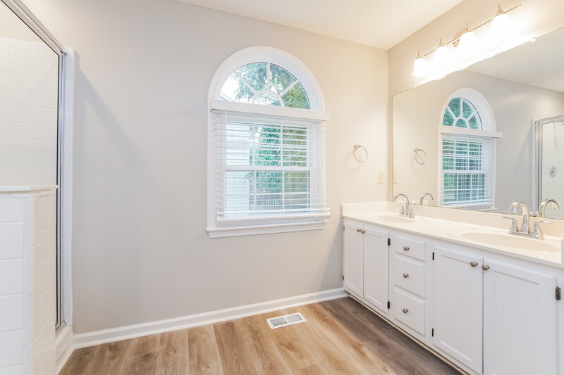 2,105/Mo, 4700 Hunt Manor Ct Raleigh, NC 27616 Main Bathroom View