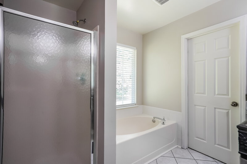 2,200/Mo, 204 Yellow Jasmine Path Apex, NC 27502 Main Bathroom View