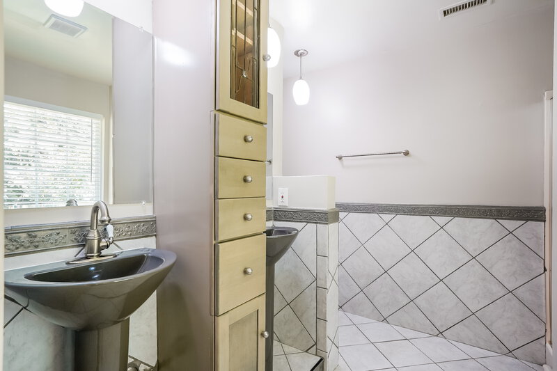 2,200/Mo, 204 Yellow Jasmine Path Apex, NC 27502 Bathroom View