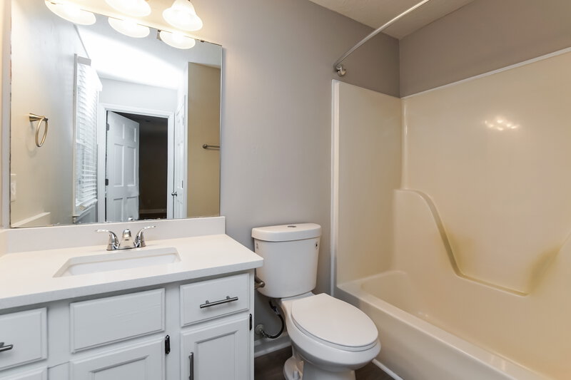 2,105/Mo, 925 Fairlong Rd Wake Forest, NC 27587 Main Bathroom View